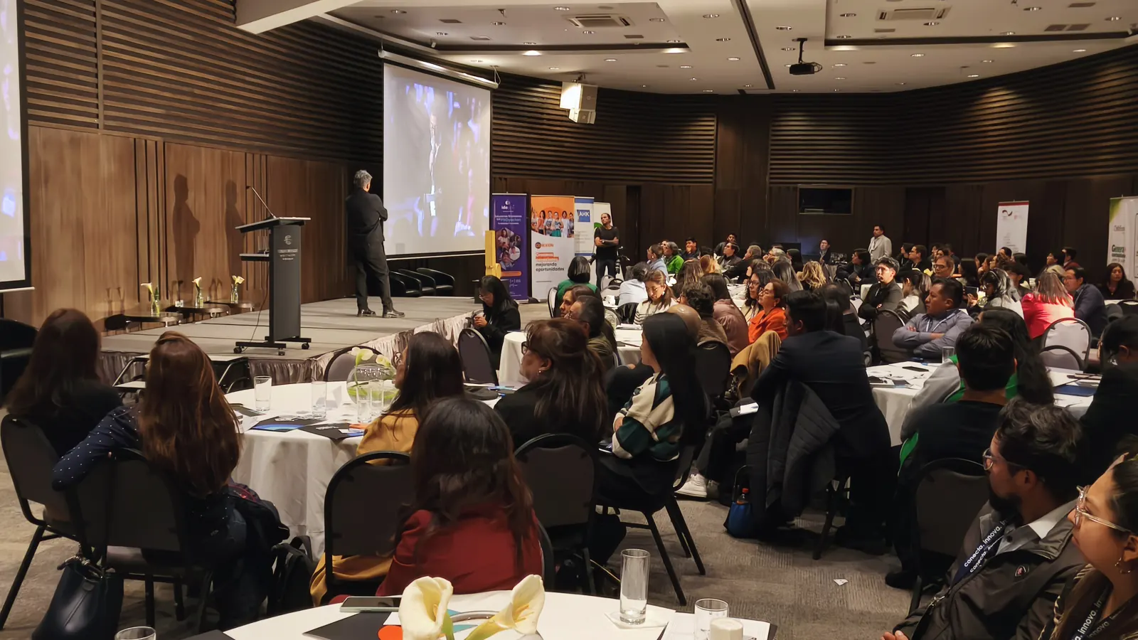 Sala llena en InnovaImpacto La Paz 2026, con el escenario y las pantallas al fondo
