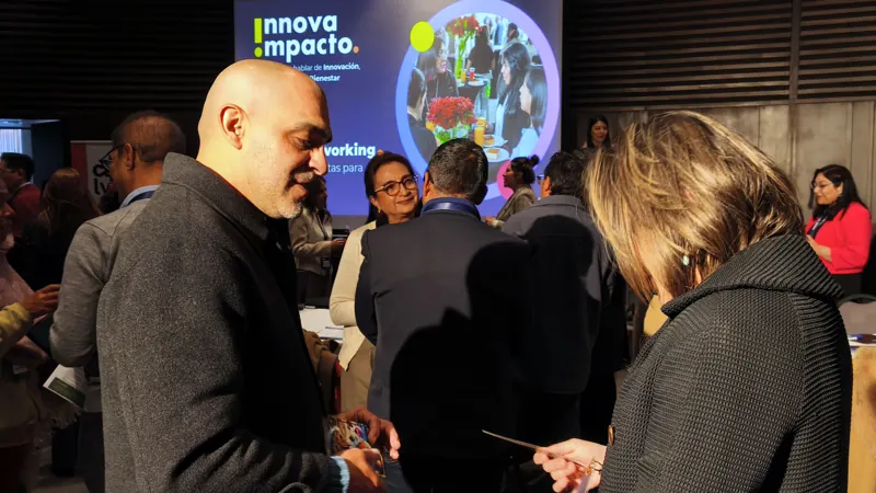 Participantes conversan durante el speed networking